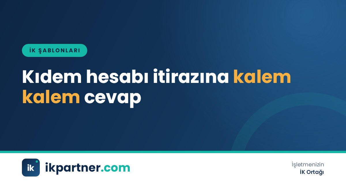 Hesap makinesi, bordro dökümleri ve kıdem tazminatı yeniden hesap tablosu üzerinde çalışan bordro uzmanı