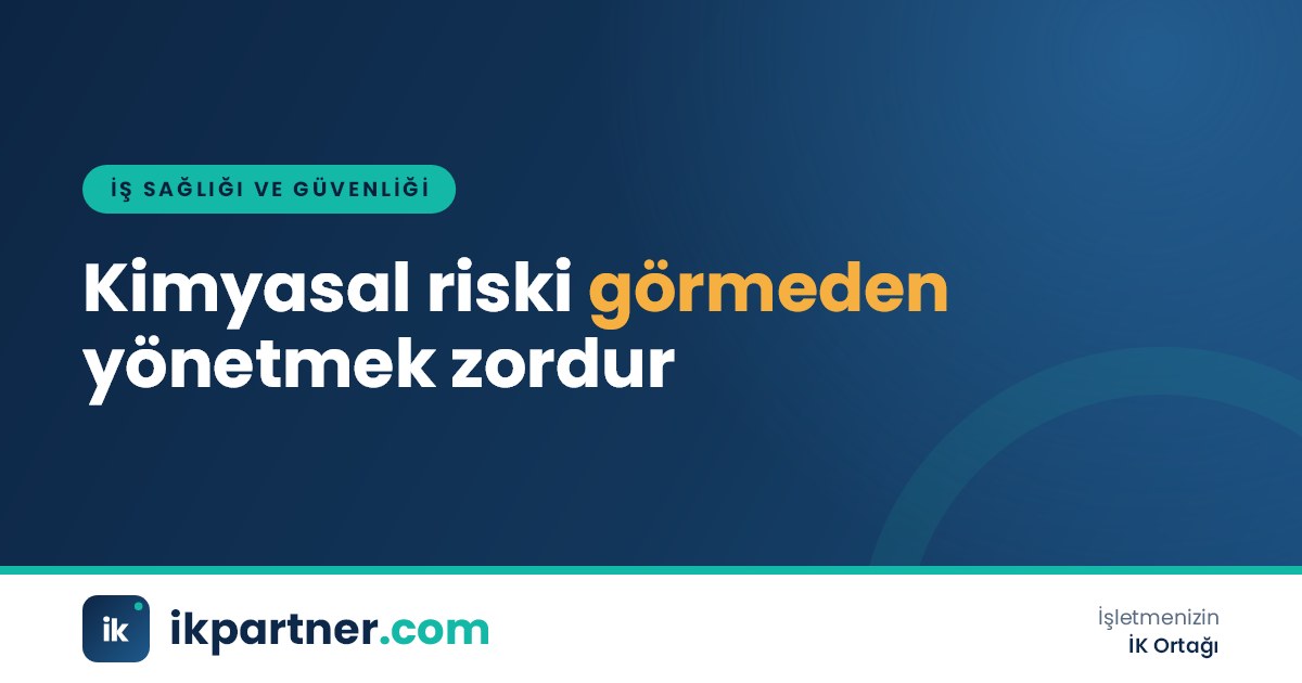 Etiketli kimyasal bidonların bulunduğu havalandırmalı depoda envanter kontrolü yapan çalışan