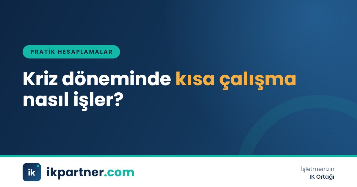 Durdurulmuş bir üretim hattının önünde vardiya planı inceleyen yönetici