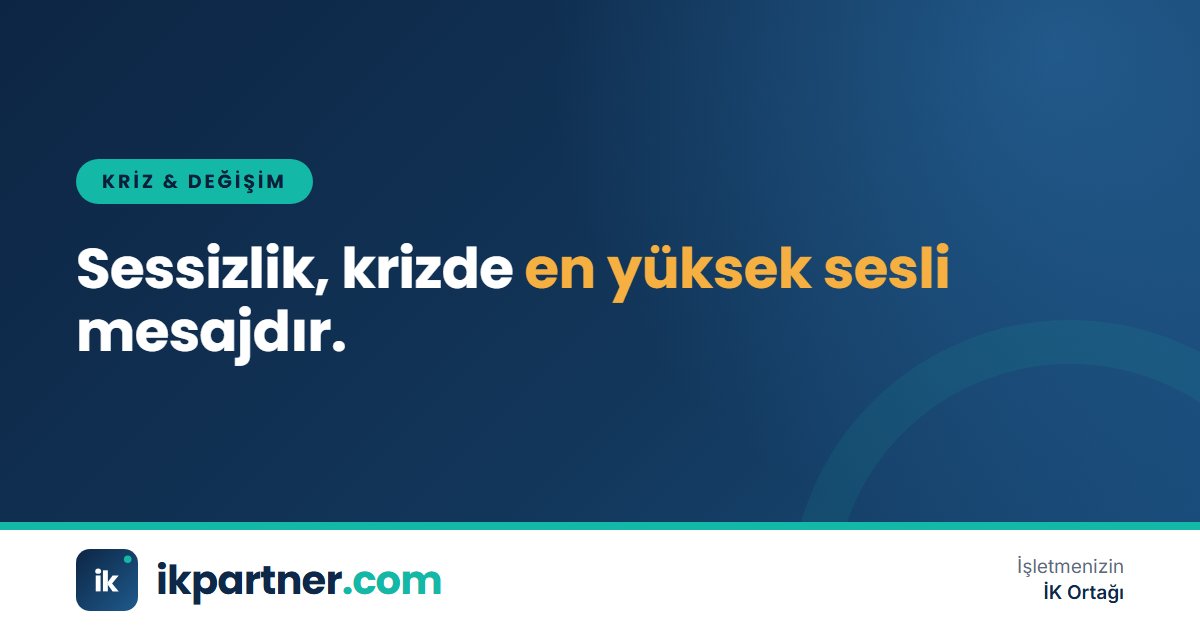 Ofiste toplanan çalışanlara ayakta açıklama yapan genel müdür ve dinleyen ekip