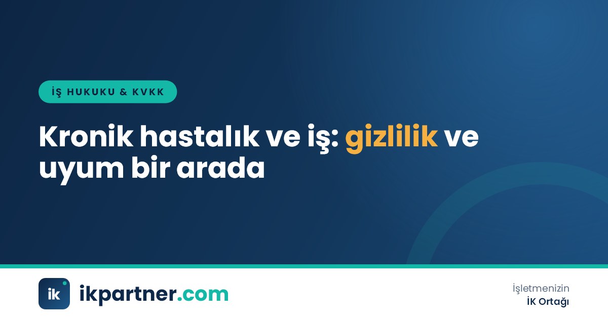 Ofis masasında ilaç kutusu, su bardağı ve takvim bulunan, dizüstü bilgisayarla çalışan bir kişi