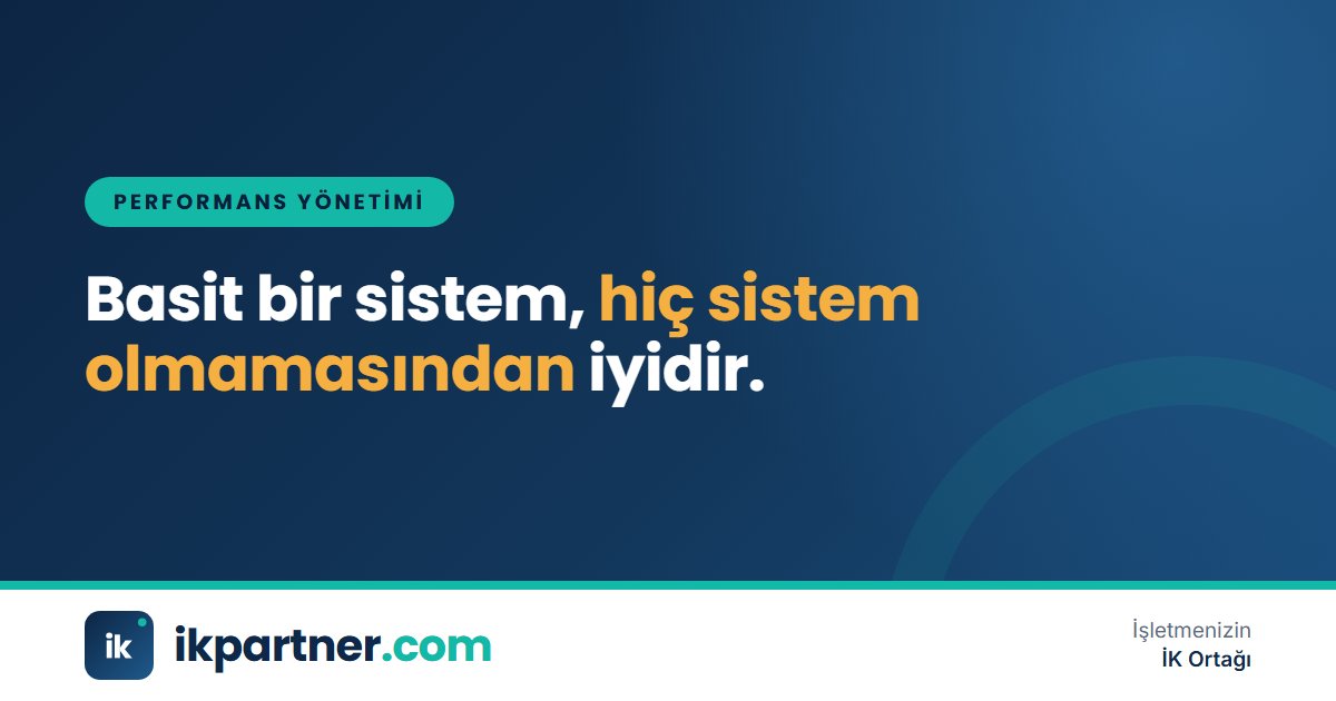 Küçük bir ofiste tek sayfalık performans formu ve takvim üzerinde çalışan işletme sahibi