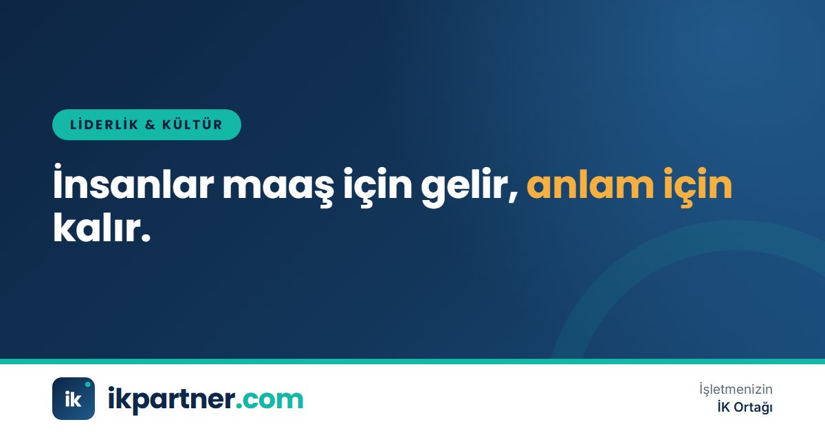 Şirketin amacını ekibiyle paylaşan bir yönetici ve onu dinleyen çalışanlar