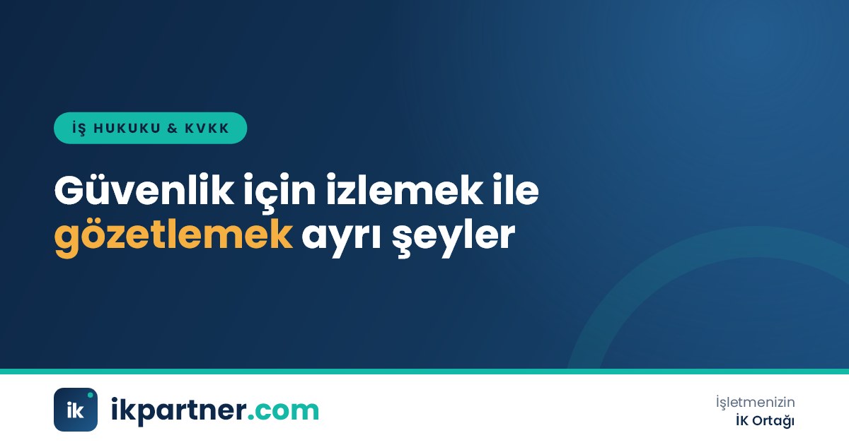 Ofis masasında şirket dizüstü bilgisayarı ve kurumsal akıllı telefon yan yana duruyor