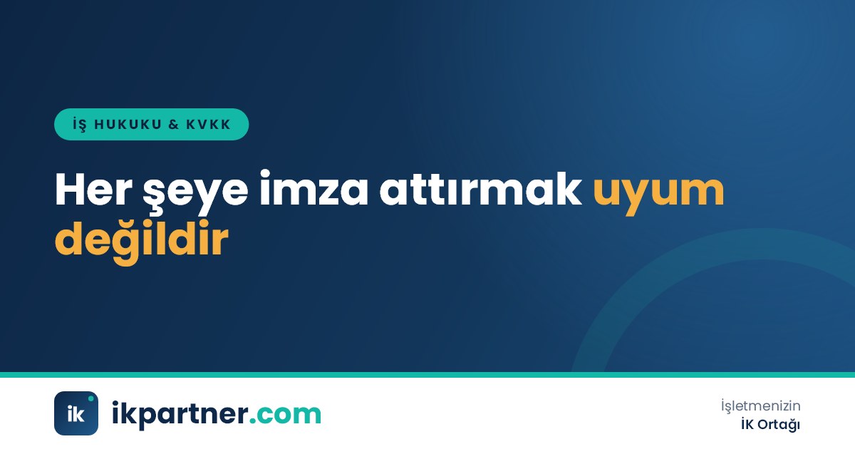 Masada imza bekleyen KVKK formları ve formları inceleyen bir çalışan ile İK uzmanı