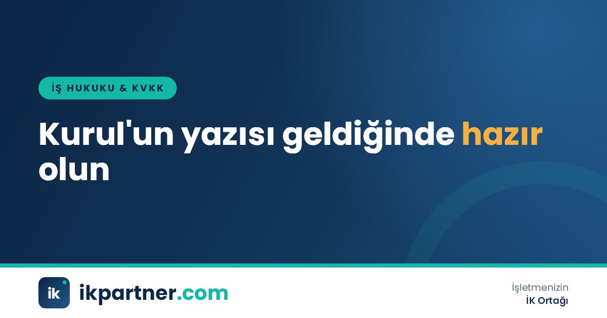 Masada düzenli şekilde etiketlenmiş KVKK uyum klasörleri ve resmi bir yazıyı okuyan İK müdürü
