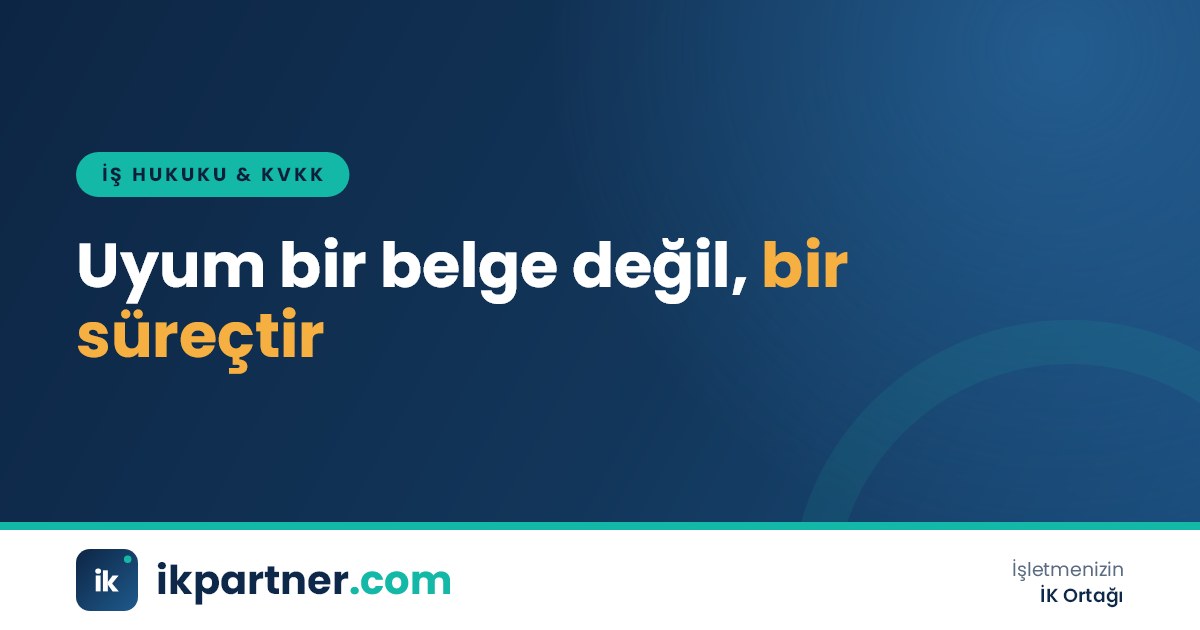 Duvardaki proje planı panosu önünde KVKK uyum adımlarını tartışan proje ekibi