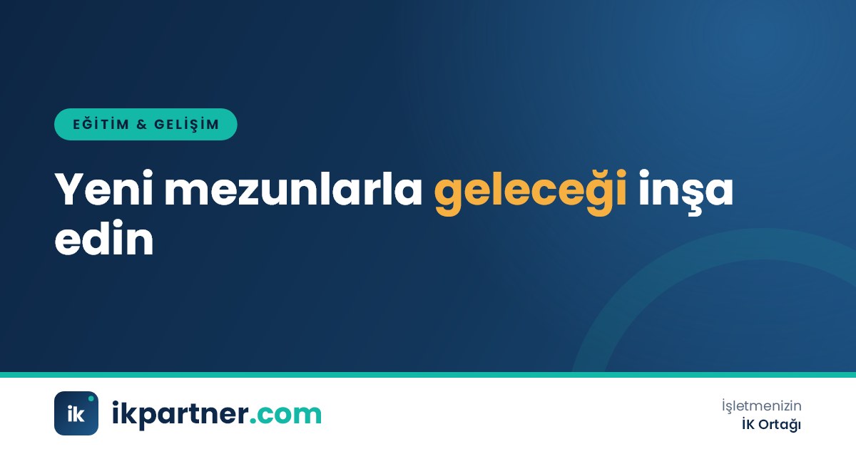Yeni mezun bir grup genç profesyonelin toplantı odasında yöneticileriyle proje sunumu yaptığı an