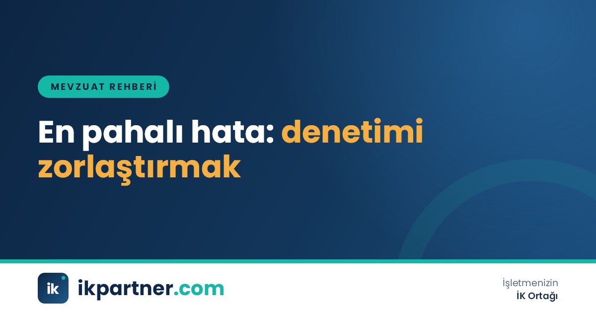 Kapalı bir arşiv dolabı önünde bekleyen müfettiş ve endişeli işveren temsilcisi
