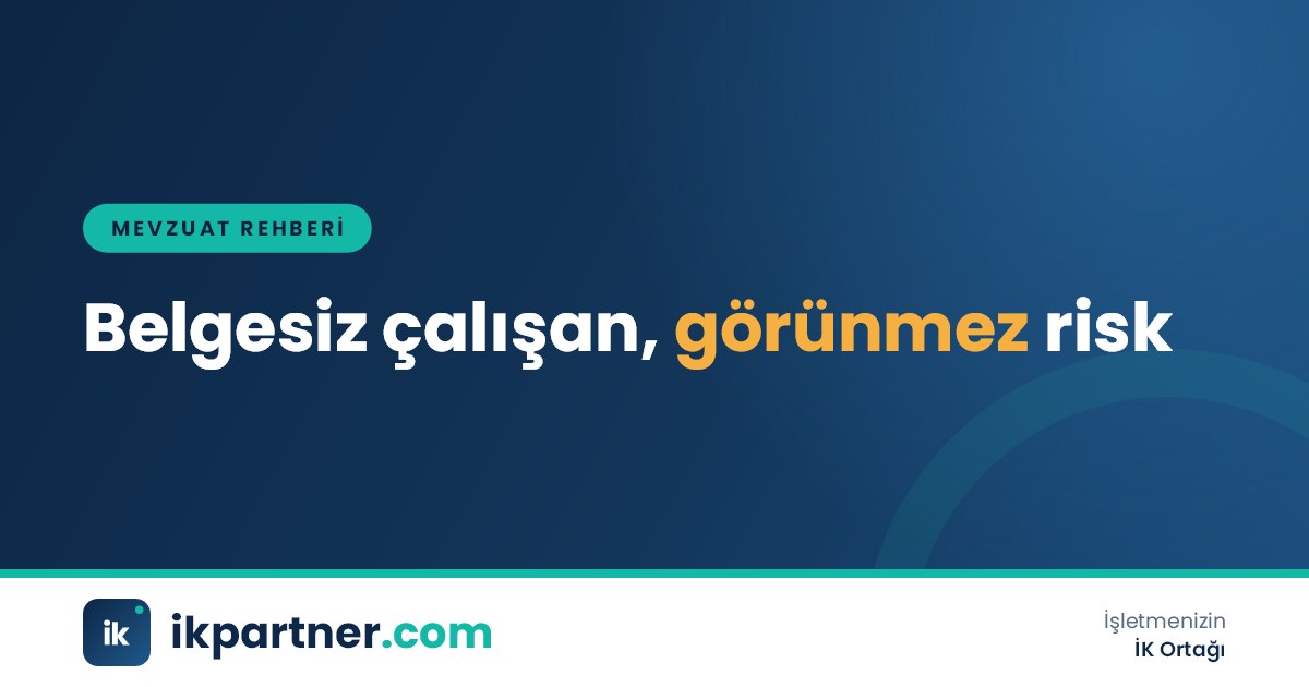 Şantiyede baretli bir müfettişin çalışanların mesleki belgelerini kontrol ettiği sahne