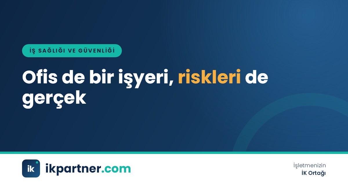 Ayarlanabilir masa ve ergonomik sandalyede monitöre doğru mesafeden bakan ofis çalışanı