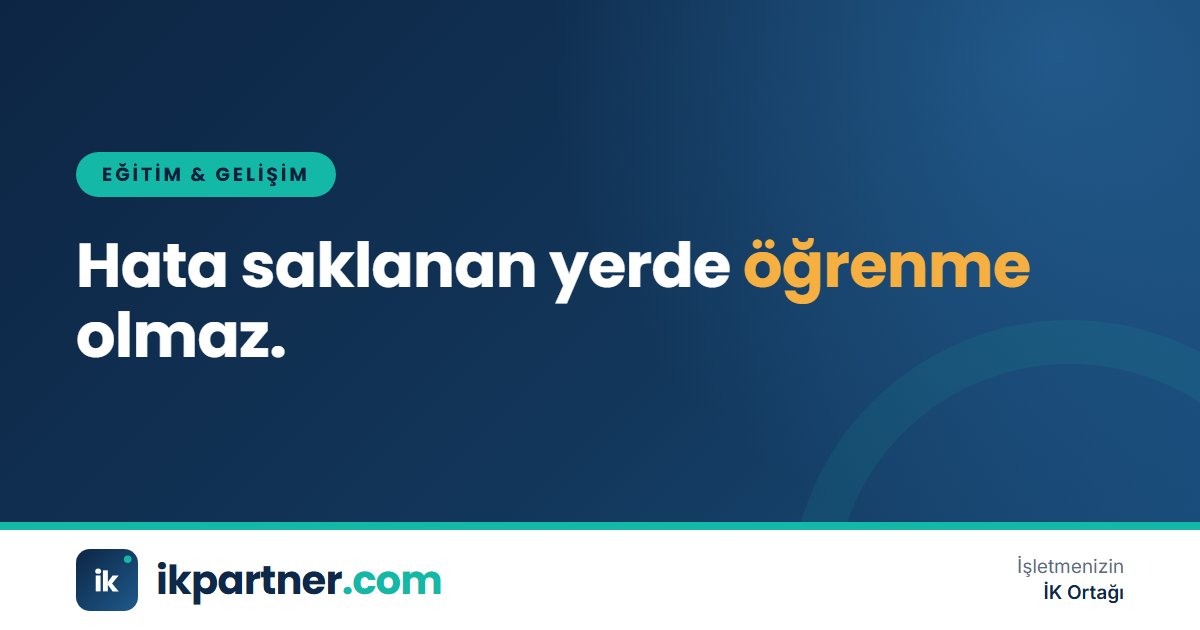Proje sonrası değerlendirme toplantısında notlarını beyaz tahtaya yazan çalışanlar