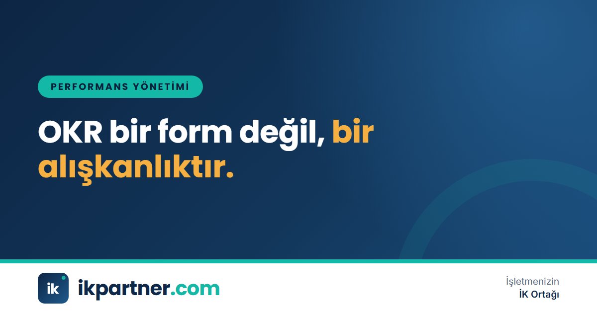 Bir ekibin duvardaki hedef panosu önünde OKR sistemi üzerine çalıştığı toplantı sahnesi