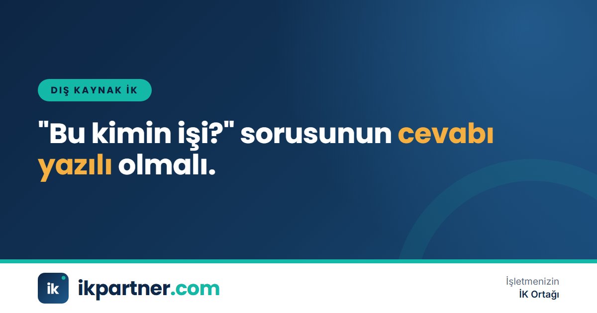 Beyaz tahtada kutular ve oklarla bir organizasyon şeması çizen yöneticileri gösteren kapak görseli