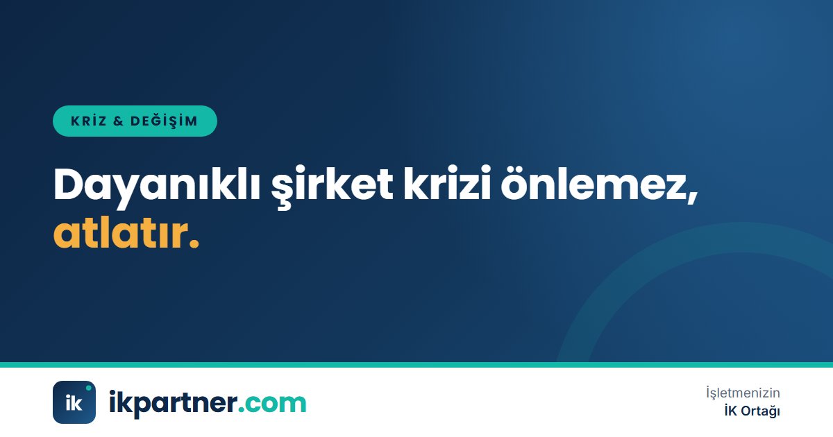Fırtınalı bir havada sağlam duran bir binanın önünde planlama yapan yönetim ekibi
