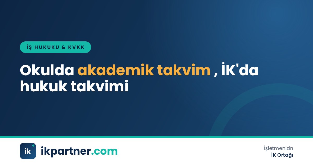 Boş bir sınıfta sıralar, yazı tahtası ve masada duran öğretmen defteri
