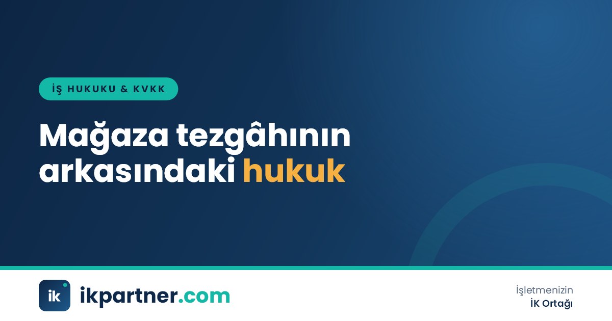 Kasada müşteriye hizmet veren mağaza çalışanı ve arka planda raflar