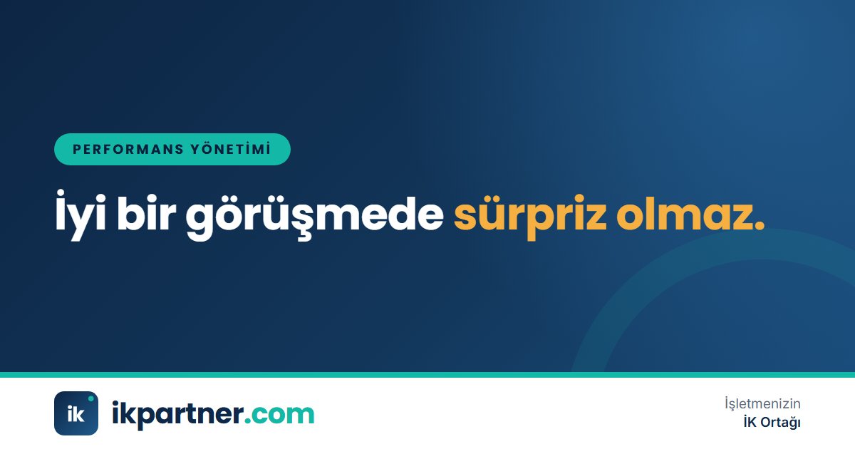 Masada karşılıklı oturan yönetici ve çalışanın performans değerlendirme görüşmesi yaptığı sahne
