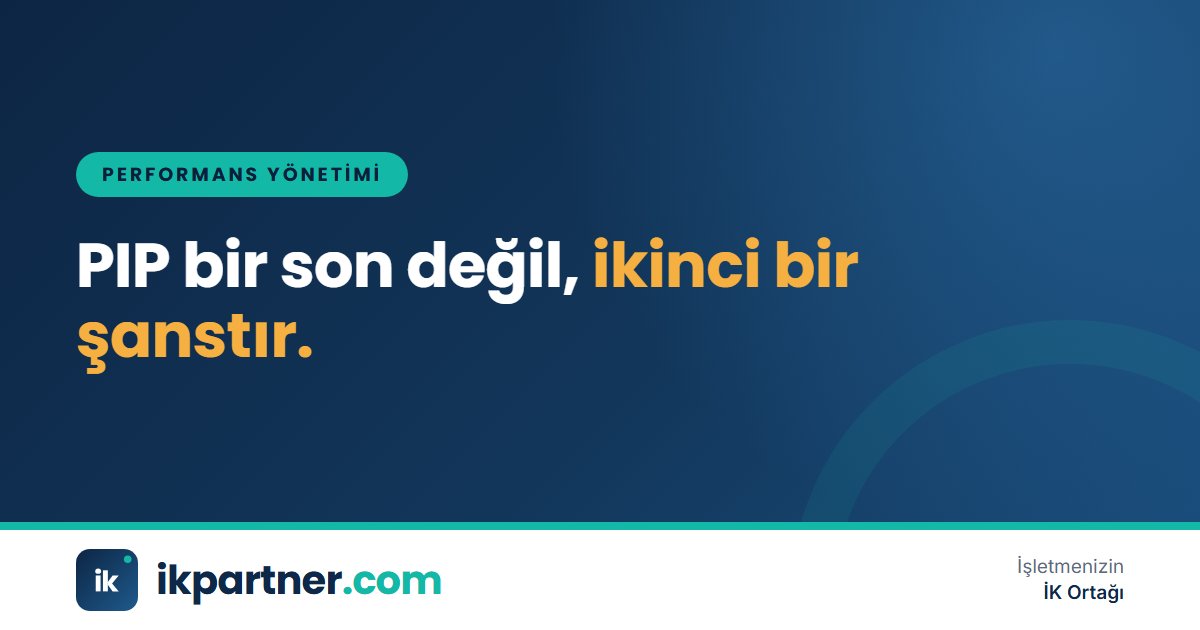 Masada yazılı performans iyileştirme planı belgesini birlikte inceleyen yönetici ve çalışan