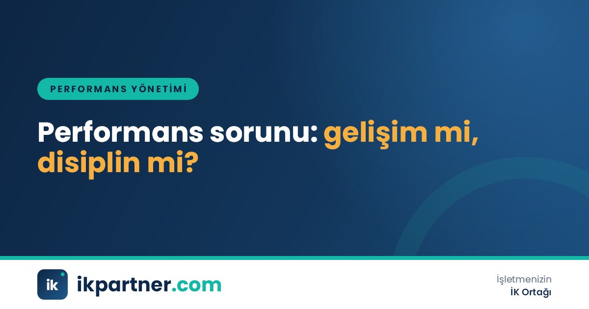 Bir yöneticinin düşük performanslı çalışan için gelişim planı ile disiplin süreci arasında karar verdiği yol ayrımı temalı kapak görseli
