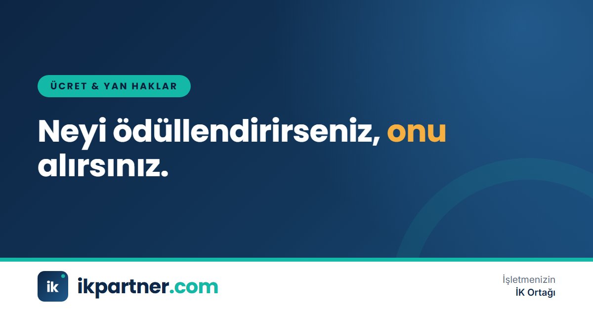 Hedef grafiği önünde ekip başarısını kutlayan satış ve operasyon çalışanları