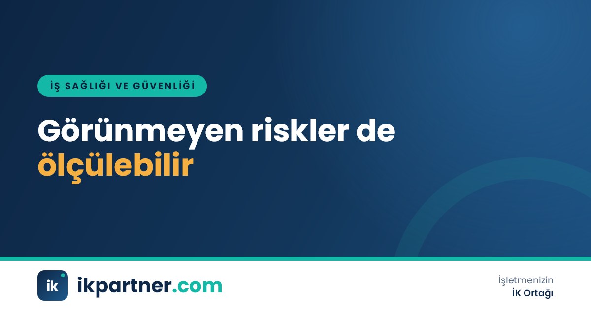Ekip toplantısında iş yükü dağılımını konuşan yönetici ve çalışanlar, sakin bir ofis ortamı