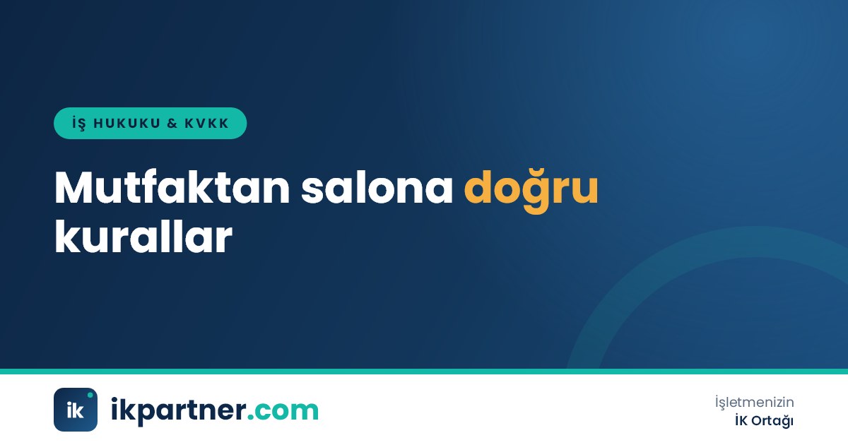 Yoğun bir restoran mutfağında çalışan aşçılar ve servis bekleyen tabaklar