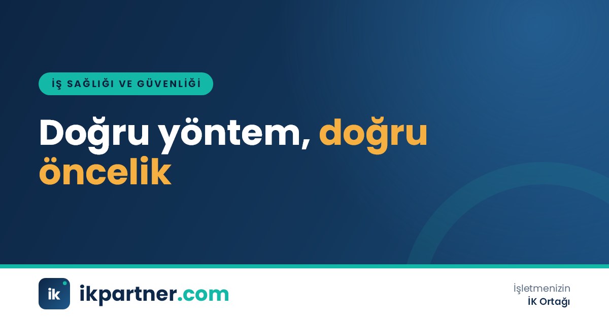 Olasılık ve şiddet eksenli renkli risk matrisi üzerinde çalışan iş güvenliği ekibi