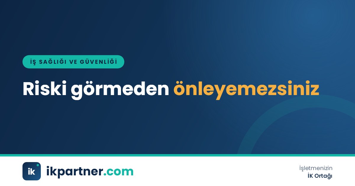 İş güvenliği uzmanı ve çalışanların üretim alanında kontrol listesiyle risk değerlendirmesi yaptığı sahne