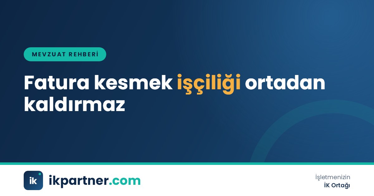 Dizüstü bilgisayarla çalışan bir kişi ve masada yan yana duran fatura ile iş sözleşmesi