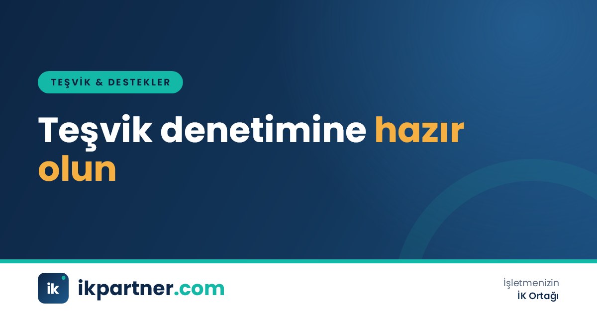 Düzenli klasörlerle dolu arşiv dolabının önünde denetim belgelerini hazırlayan İK uzmanı