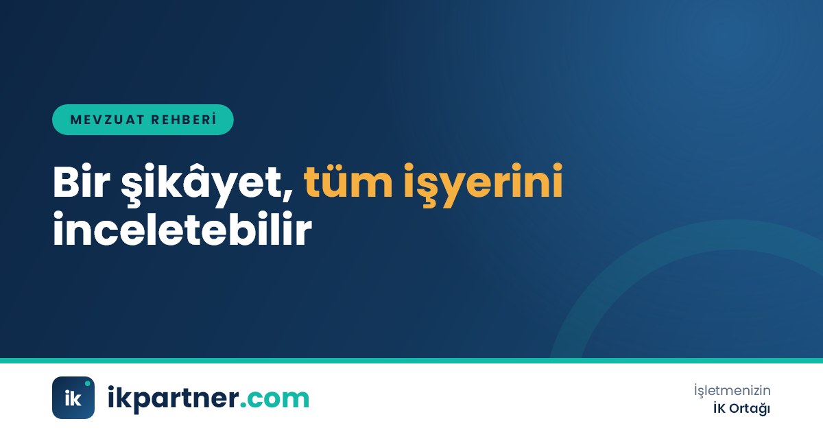 Bir toplantı odasında dosyaları inceleyen müfettiş ve işveren temsilcisi