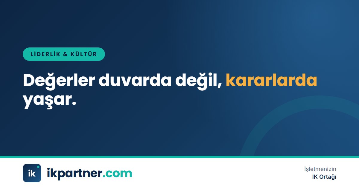 Beyaz tahtaya yapışkan notlarla şirket değerlerini yazan bir çalışma grubu