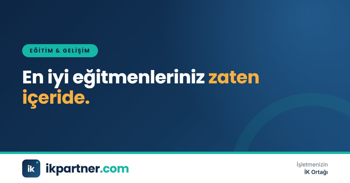 Şirket çalışanlarından birinin meslektaşlarına beyaz tahta önünde eğitim verdiği toplantı odası