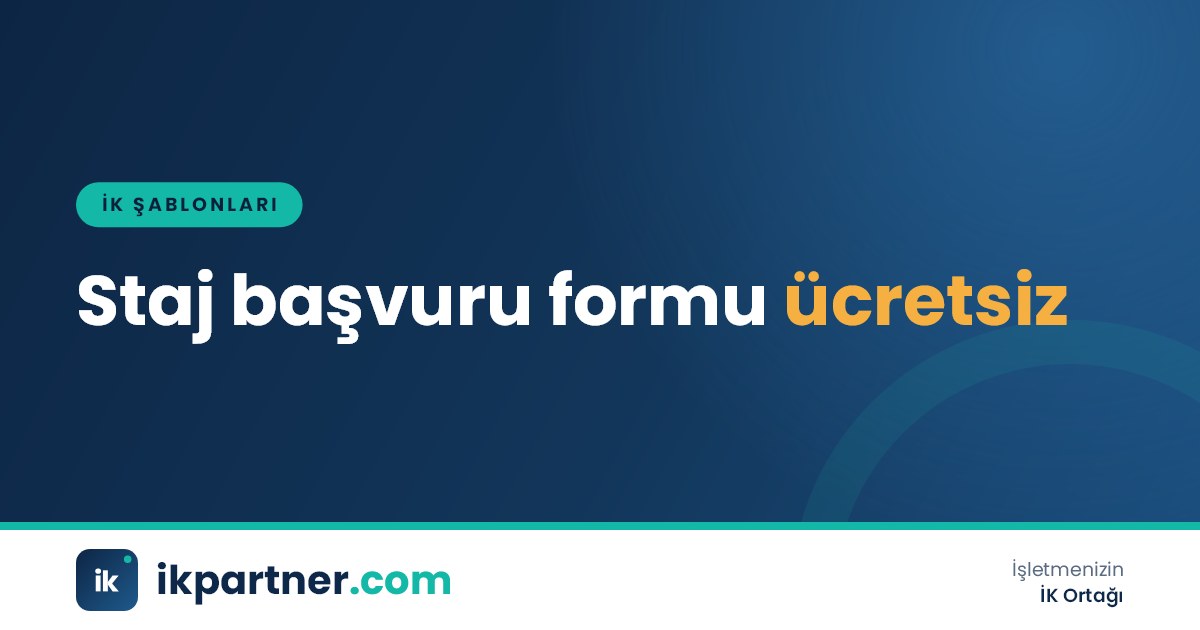 Üniversite öğrencisinin dizüstü bilgisayarda staj başvuru formunu doldurduğu kampüs ortamı