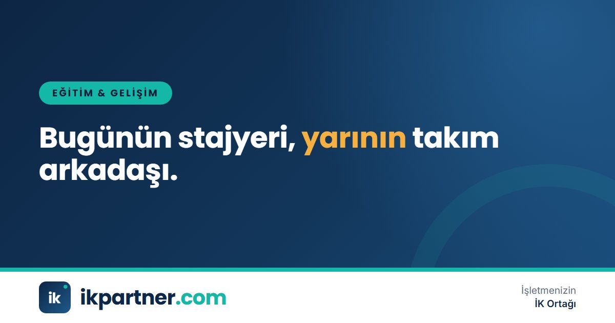 Üniversite öğrencisi stajyerlerin bir yöneticiyle proje toplantısı yaptığı modern ofis