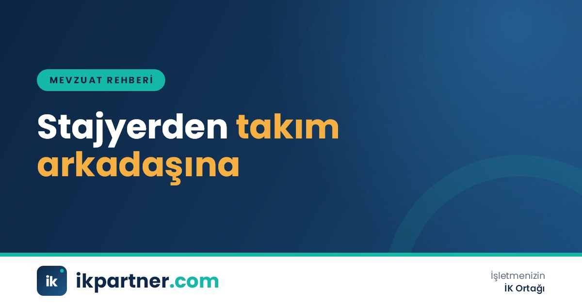 Eski stajyerin İK yöneticisiyle iş sözleşmesi imzaladığı ve el sıkıştığı ofis sahnesi