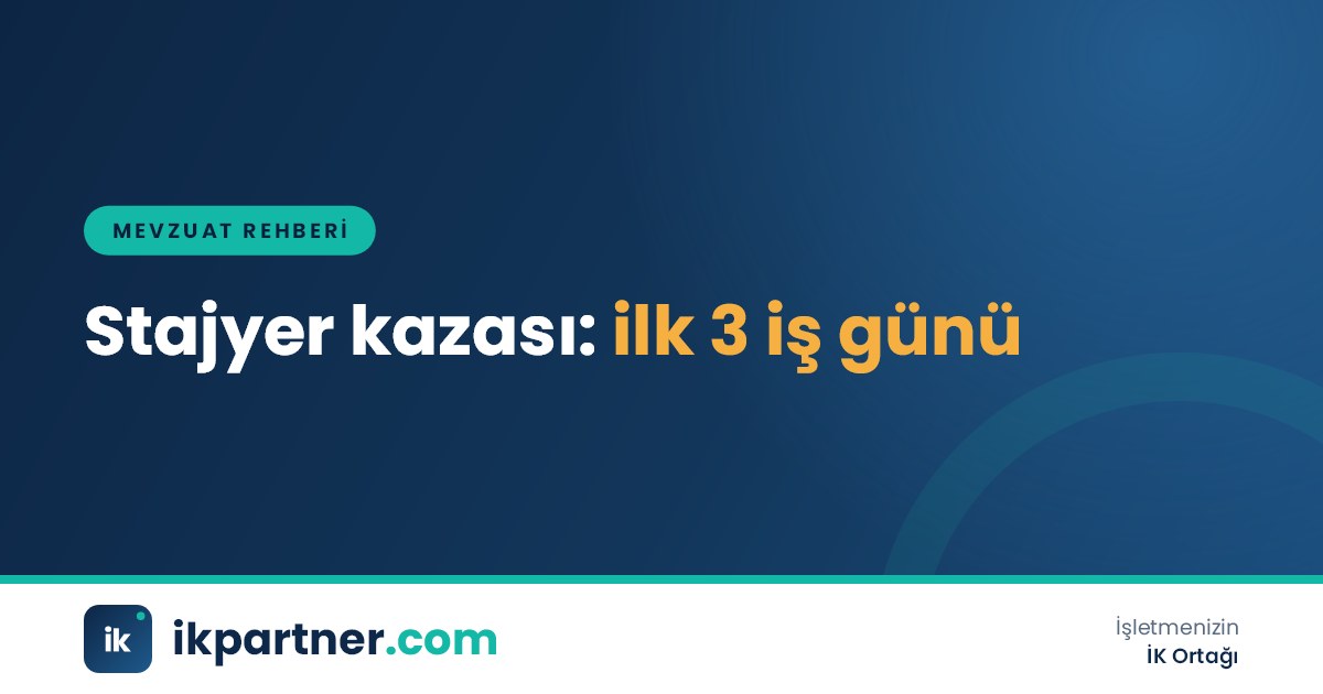 Fabrikada koruyucu donanım giymiş bir stajyere güvenlik talimatı veren iş güvenliği uzmanı