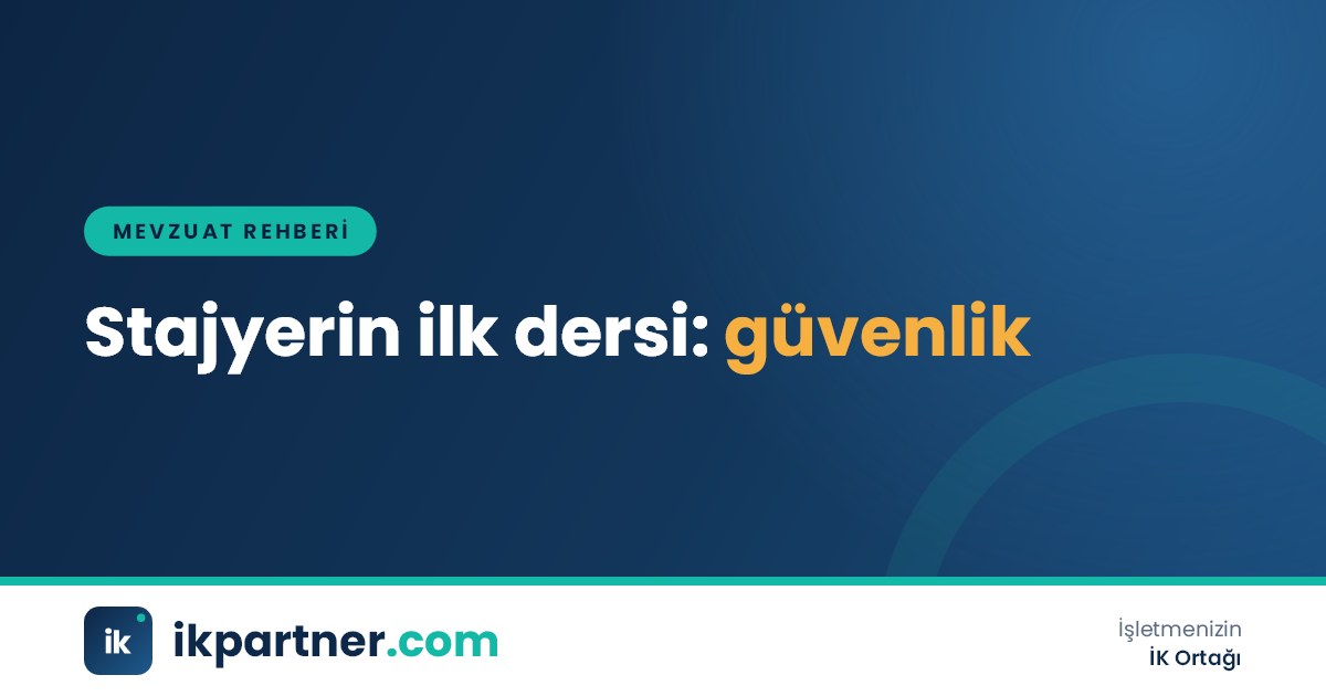 Üretim hattında iş güvenliği uzmanının stajyer grubuna acil durum çıkışlarını gösterdiği sahne