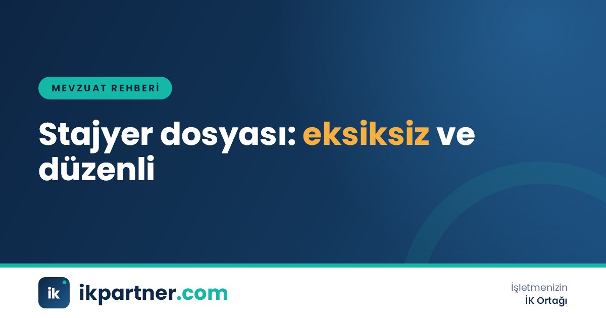 İK masasında etiketli staj dosyaları, kontrol listesi ve imzalı sözleşme örnekleri