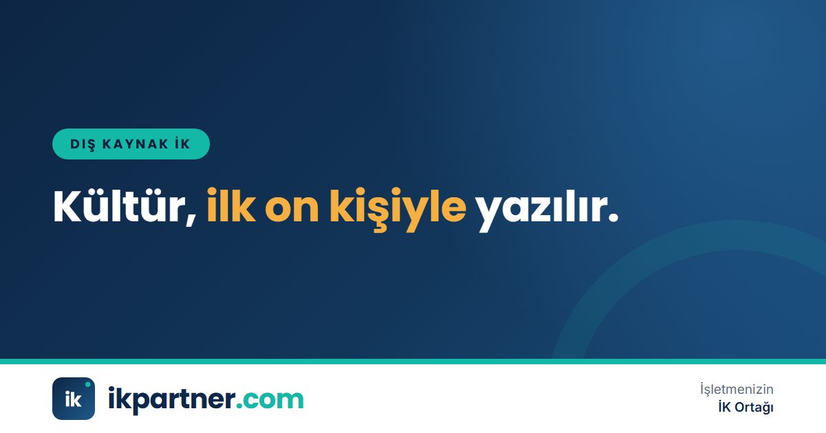 Küçük bir startup ekibinin beyaz tahta önünde organizasyon planı çizdiği kapak görseli