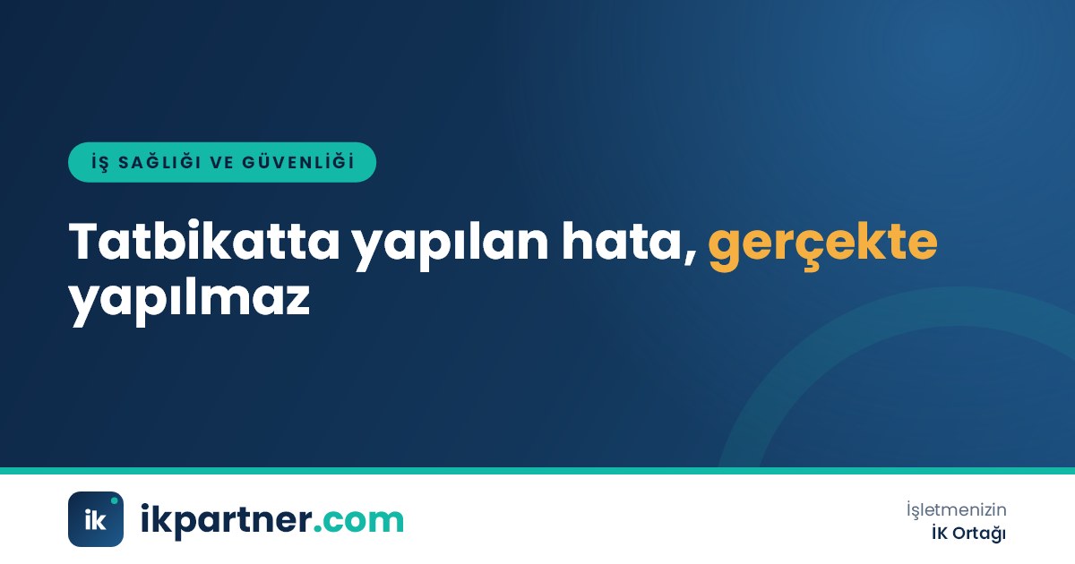 Toplanma alanında yoklama yapan acil durum sorumlusu ve tahliye edilmiş çalışanlar