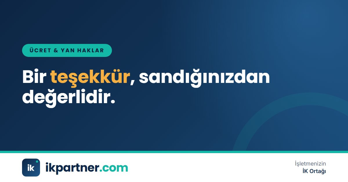 Ekip toplantısında bir çalışanın başarısını alkışlayan yönetici ve iş arkadaşları