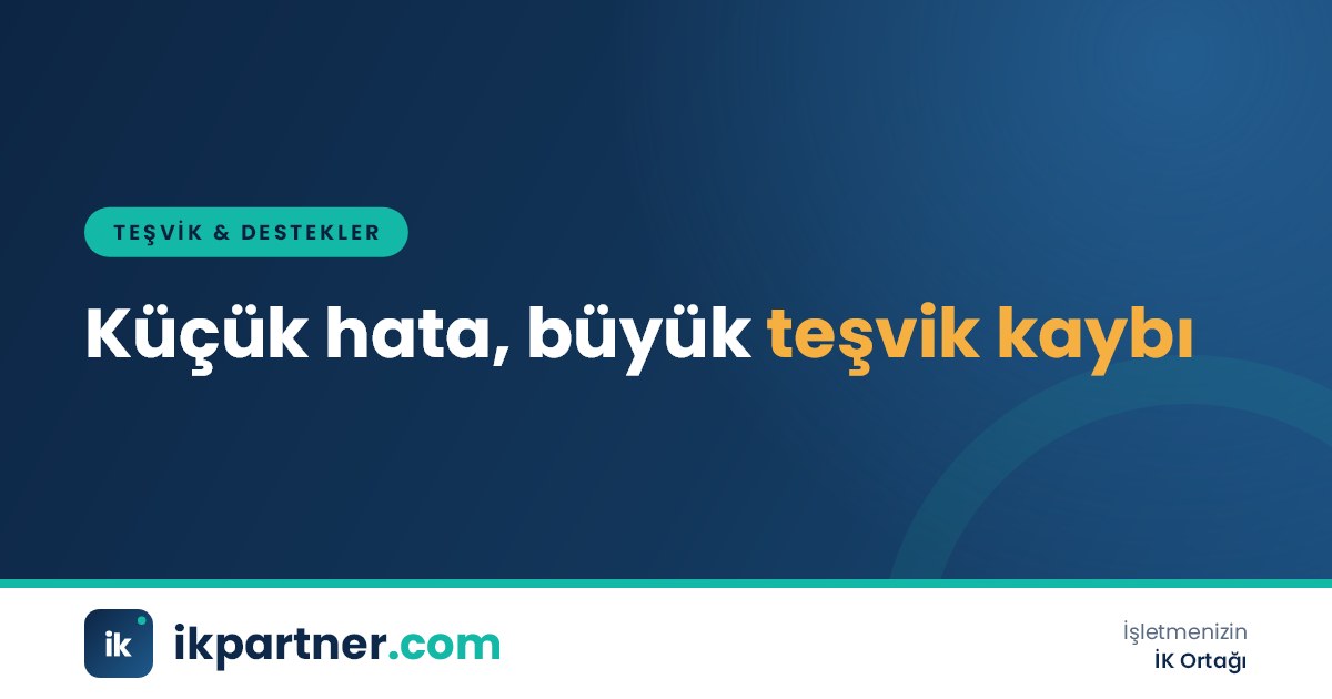 Bordro dosyasında kırmızıyla işaretlenmiş hatalı satırları inceleyen bir mali müşavir