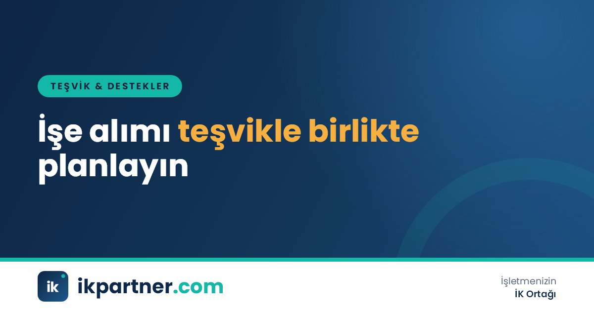 Beyaz tahtada kadro planı ve teşvik takvimi üzerinde çalışan İK ekibi