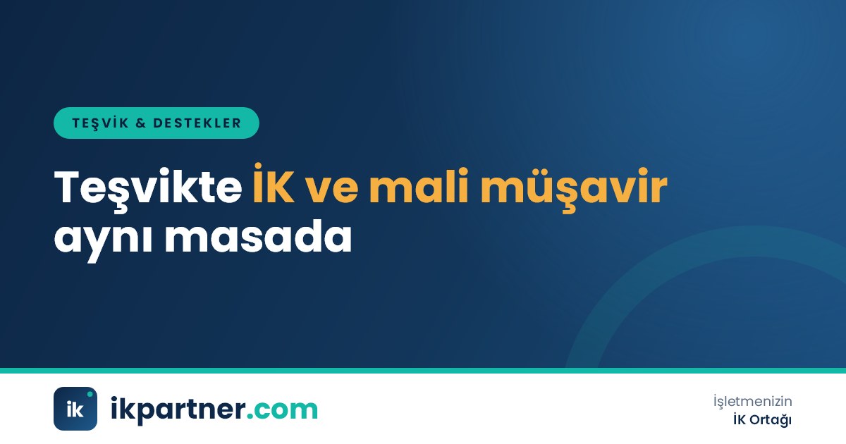 Toplantı masasında İK yöneticisi ile mali müşavirin bordro raporlarını birlikte incelemesi