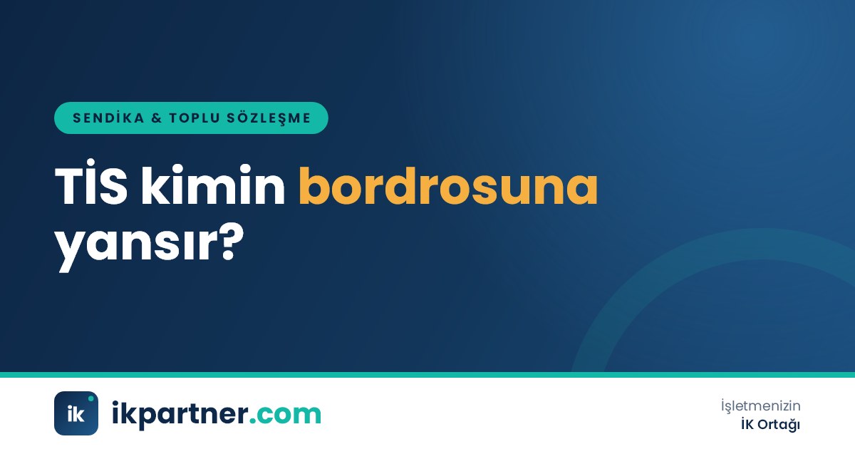 Bordro birimi çalışanının toplu iş sözleşmesi metni ve personel listesini karşılaştırdığı sahne