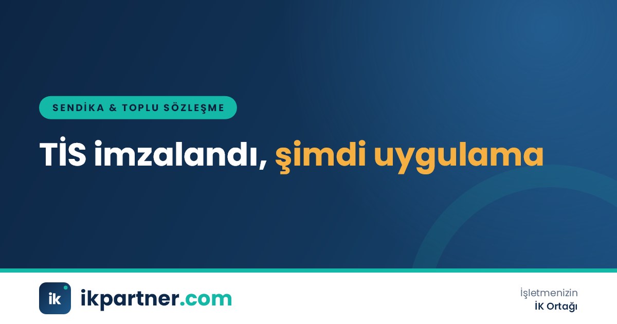 İK uzmanının toplu iş sözleşmesi metni ve bordro listesini karşılaştırdığı masa başı görünümü