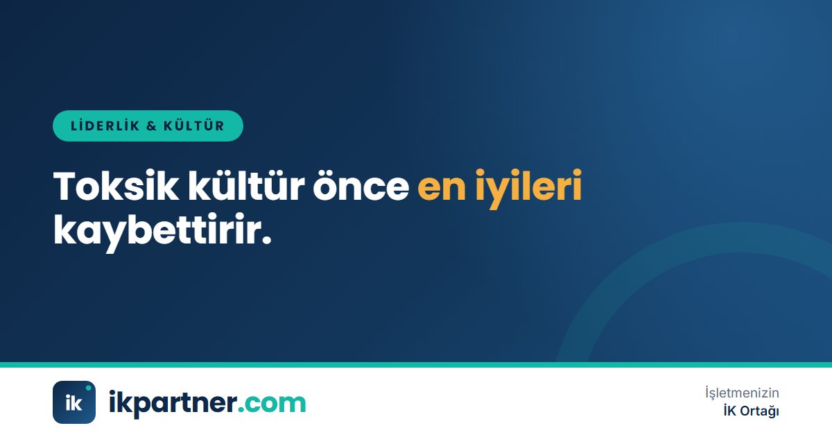 Gergin bir toplantı ortamında birbirinden uzak oturan ve konuşmayan çalışanlar