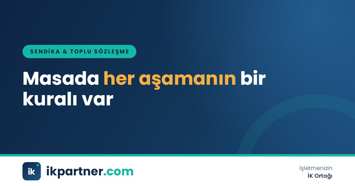 Uzun bir toplantı masasının iki yanında işveren ve sendika heyetlerinin müzakere ettiği sahne